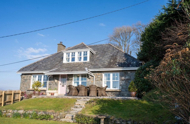 Welsh stone house, w/stunning views of Snowdon, sea and castle
