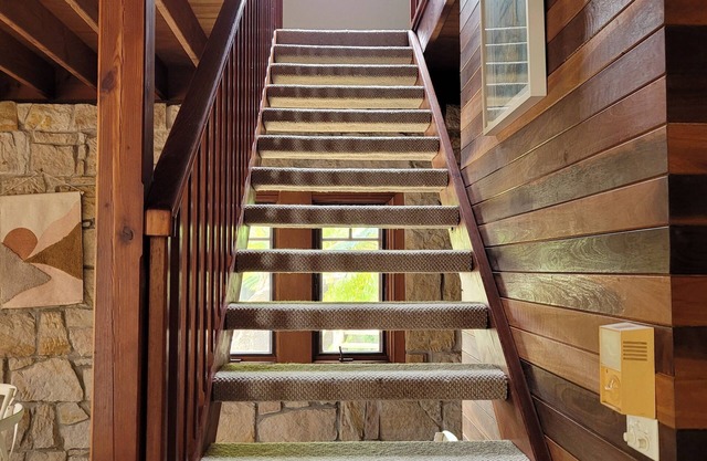 Hazletts Hideaway - beautiful luxury 3 bedroom house - right on the water!