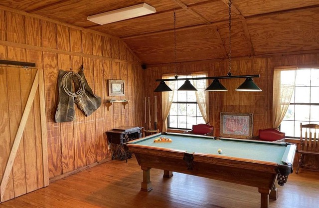 West 1077 Guest Ranch - Red Bud Room 11