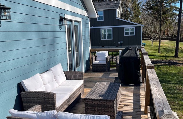 West Asheville Bungalow. Sleeps 14. Dog friendly!