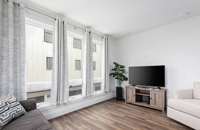 West Bay Hideaway | Downtown | AC | Beach | Rooftop Deck
