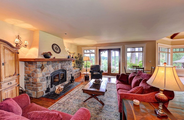 West Coast Warmth et Luxury avec vue sur l'eau et jacuzzi!