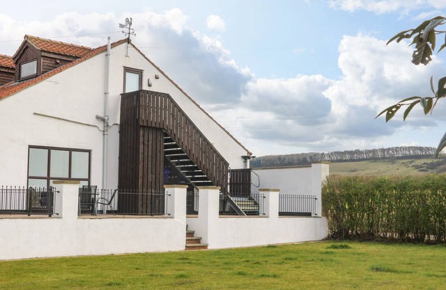 WEST COTTAGE, pet friendly, with pool in Rillington