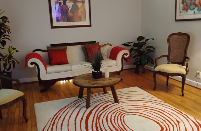 WEST END WHISPER 3 minute walk or drive to Everything. Prime location.