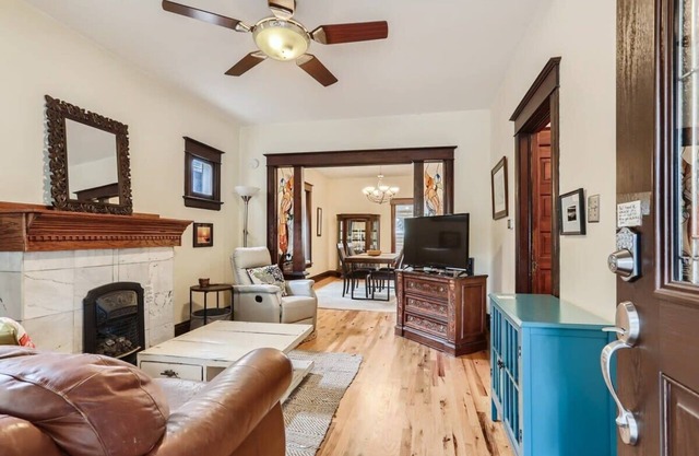 West Highland Bungalow / 2BR w/ Private Backyard