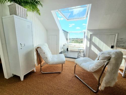 West Hill Retreat Seaview Balcony Self Catered Loft Studio & Free Offstreet Parking