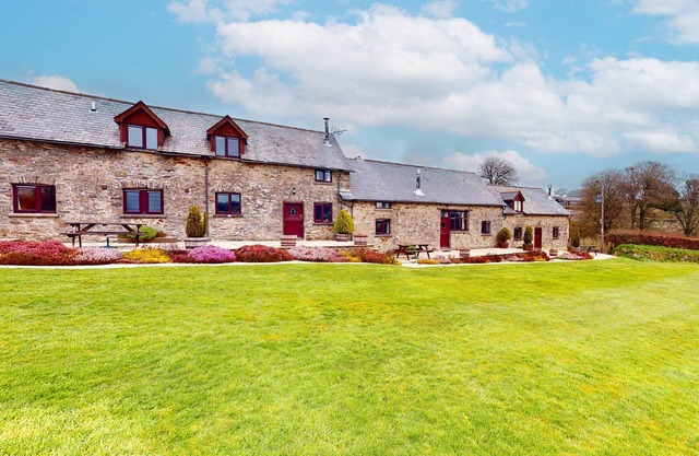 West Hollowcombe Farm Cottages - full site