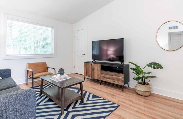 West Home | Charming and Cozy 2 Beds Apartment