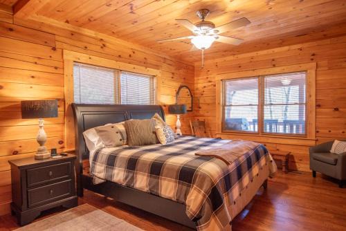 West Jefferson Cabin- Hot Tub, Fireplace, Sleeps 7