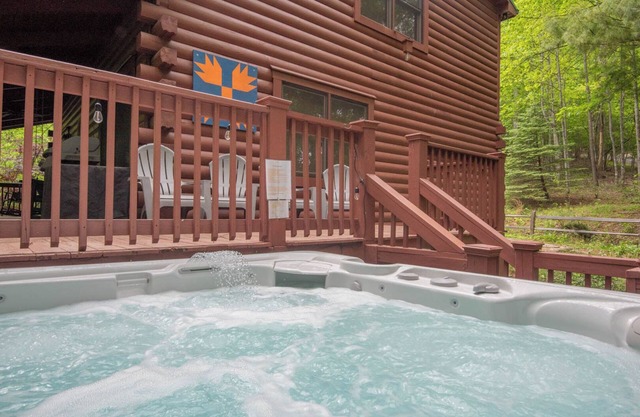 West Jefferson Cabin - Hot Tub + Gas Fireplace + King Beds