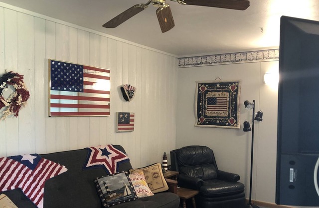 West Lake Okoboji Cottage sleeps 5