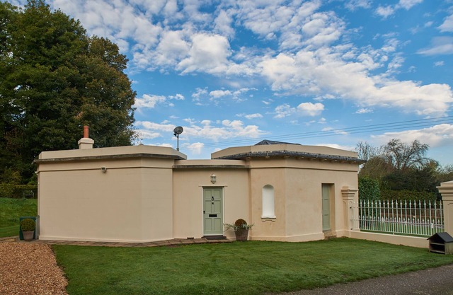 WEST LODGE, animaux de compagnie, avec feu ouvert à Fordingbridge, Réf 988967