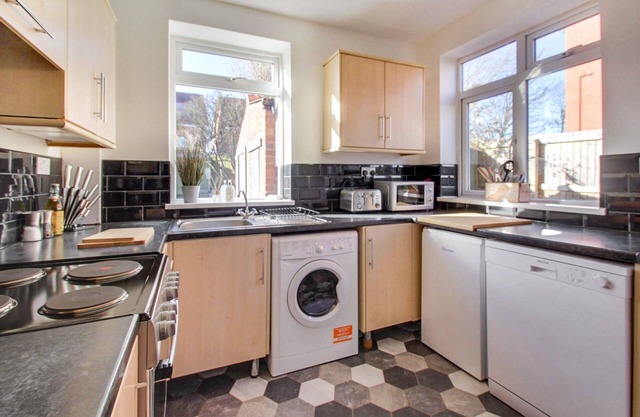 West Midlands-Contractor-Long stay-parking-4 beds!