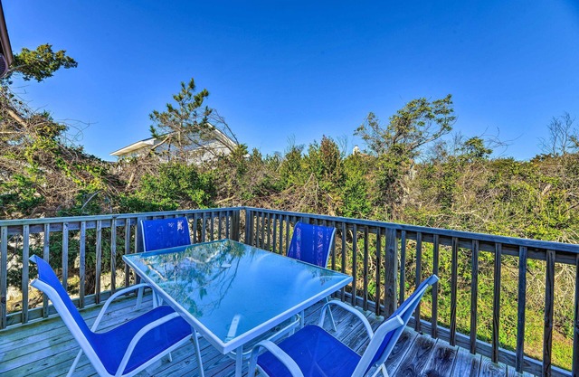 'west of the Moon' Ocean Apt w/ Beach Access!