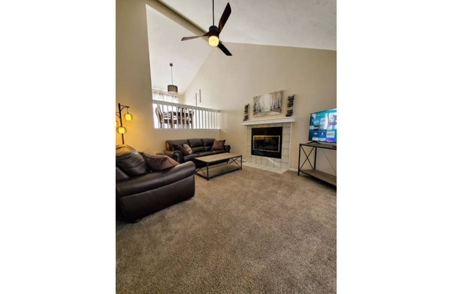 Quiet and comfortable West Omaha home + garage ❤