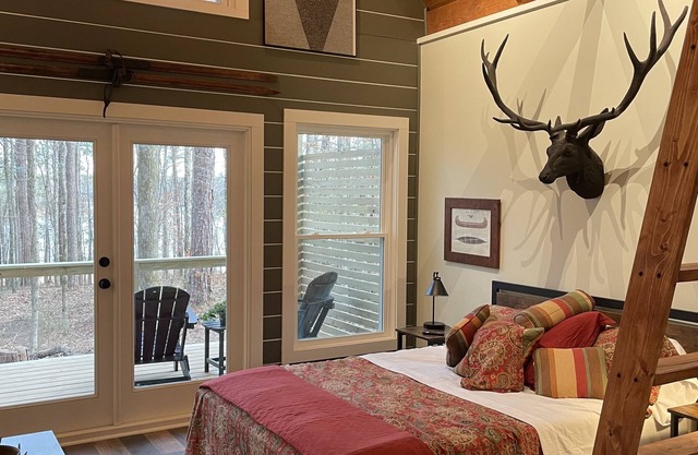 West Point Lake Bungalow with private boat dock, close to marina and boat ramp