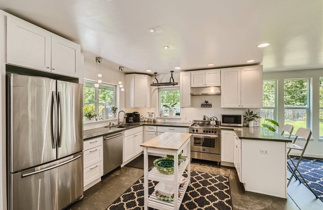 West Seattle Farmhouse w/large private yard!