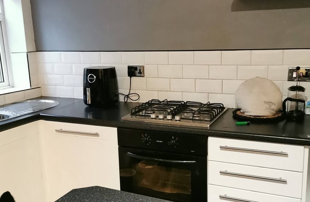 West Stret Retreat. Cozy 2 bedroom house near shops and train station.
