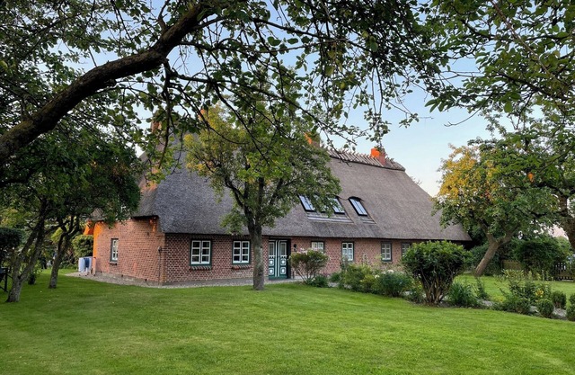 Toit de chaume avec grand grand jardin, WiFi, près de la plage