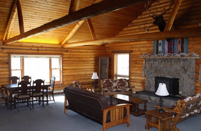Western Lodge dans la vallée de Wapiti près de Yellowstone