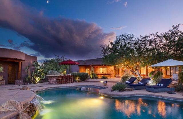 7 BR Oasis du désert avec vue imprenable sur la montagne, piscine et terrain de basketball Avant by AvantStay