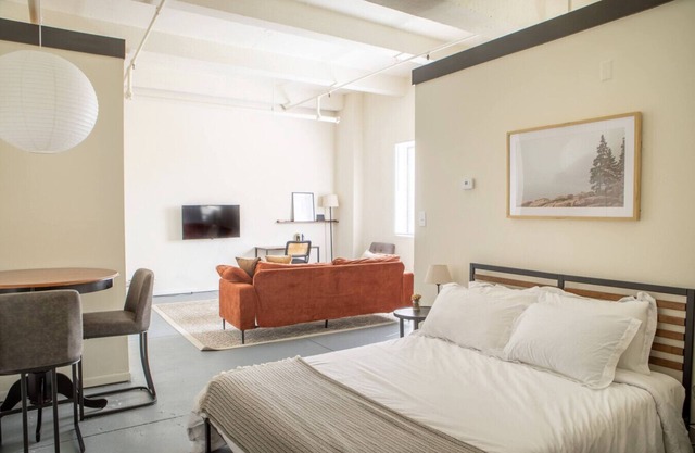 Westown Studio Apt Near Fiserv, Baird, and Theater District