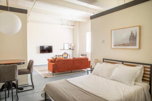 Westown Studio Apt Near Fiserv Baird and Theater District