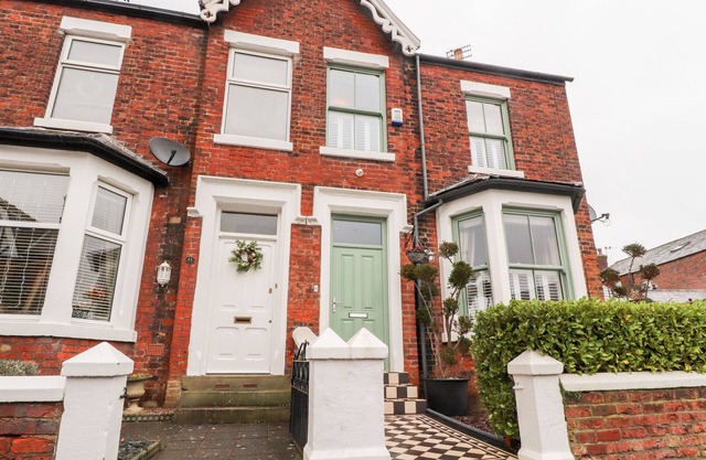 WESTWOOD HOUSE, family friendly, with open fire in Lytham St. Annes
