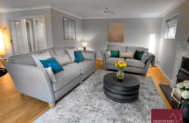 Weybridge - 4 Bedroom House - Garden & Driveway