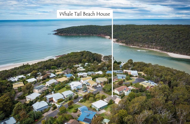 Whale Tail Beach House - 5 min walk to Dog Beaches & Pambula River!