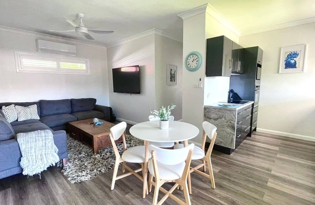 2 Bedroom Unit - Backs onto Rainforest and close to Beaches