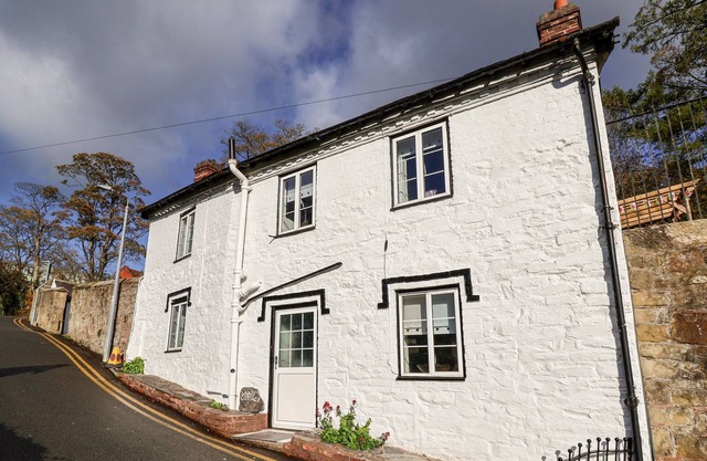 WHARF COTTAGE, family friendly, with a garden in Llangollen