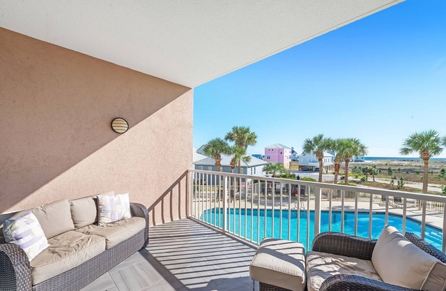 What a beauty: 1BR/2BA, sleeps 6, walk to the beach (206)