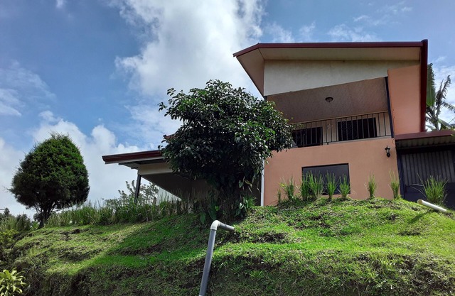 What A Retreat! In a pleasant neighborhood in the beautiful hills above Grecia.