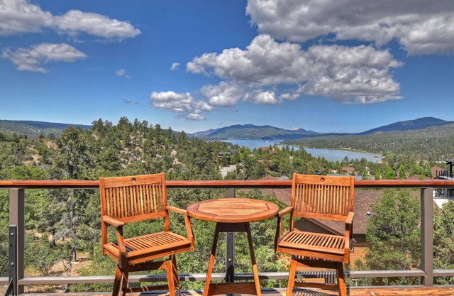Quelle vue: Castle Glen Estates: Lake & Mountain Views! Jacuzzi! BBQ au propane! Ping pong!