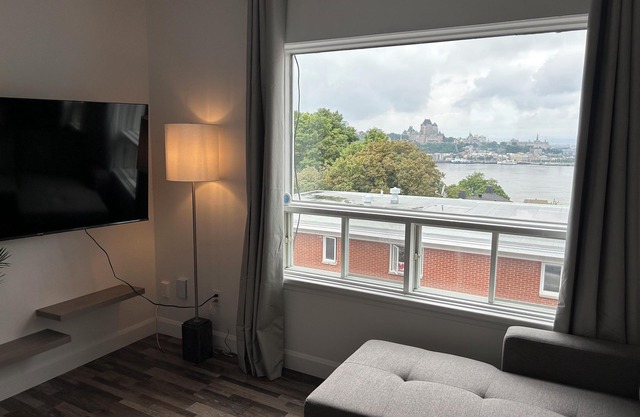 Quelle Vue!!! Chateau, Balcon vue incroyable sur le Chateau! Parking gratuit!