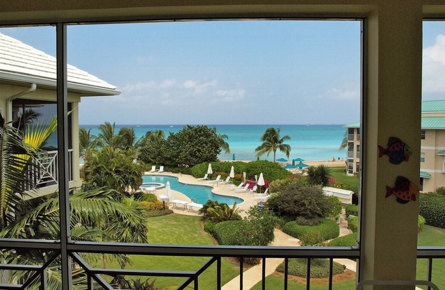 Quelle vue!--Enjoy Ce condominium de luxe situé sur Seven Mile Beach