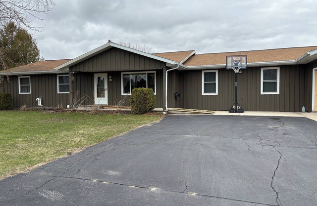 Wheelchair assessable spacious 5-bedroom house in Algoma