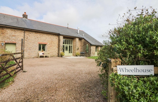 WHEELHOUSE, pet friendly, character holiday cottage in West Down