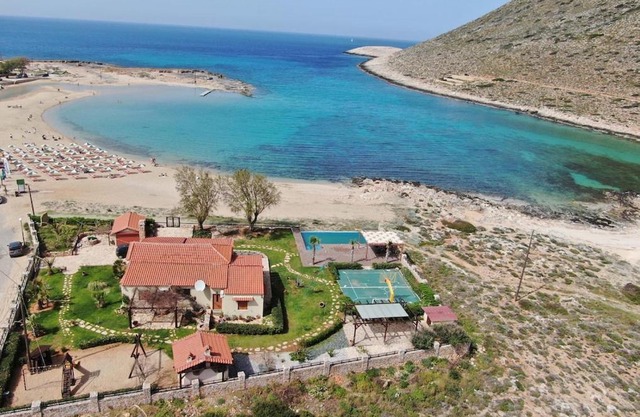 When the pool touches the sea..
