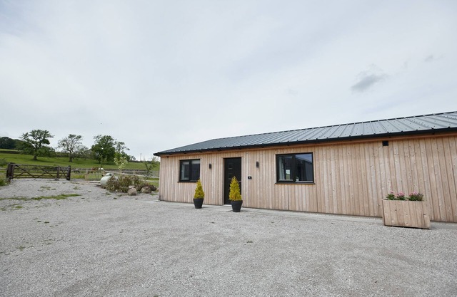 WHERNSIDE LODGE, with a garden in Settle