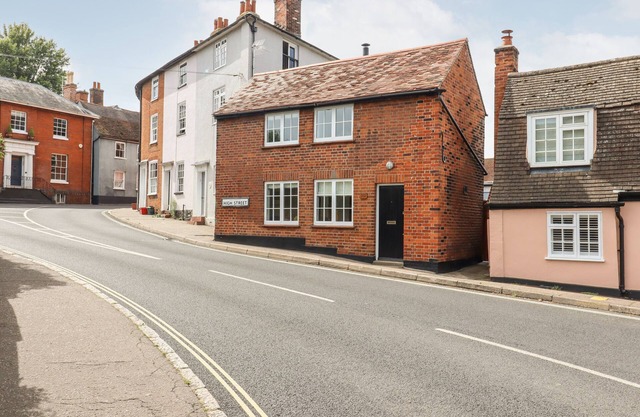 WHERRY COTTAGE, family friendly, with open fire in Manningtree