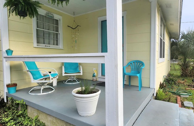Lil' whimsical spa escape near Downtown, beaches and NAS