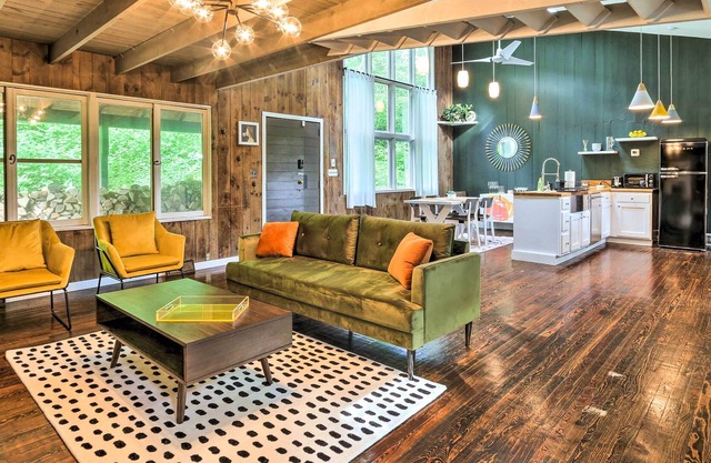 NEW! Whimsical Cottage in Washington w/ Fire Pit!