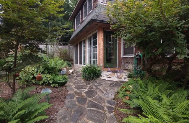 Whimsical, Walkable, Peaceful - Raleigh Mill House