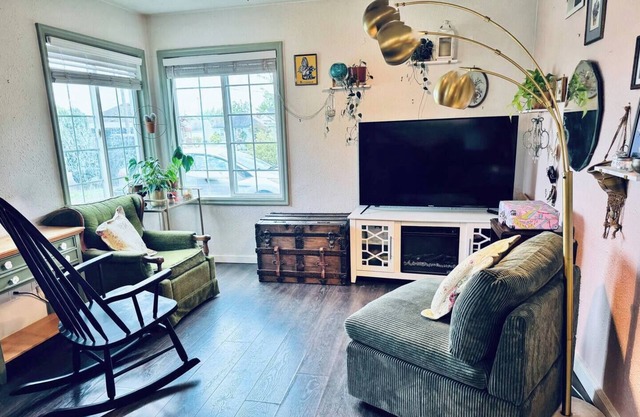 Whimsy & Ivy: pet friendly, large backyard
