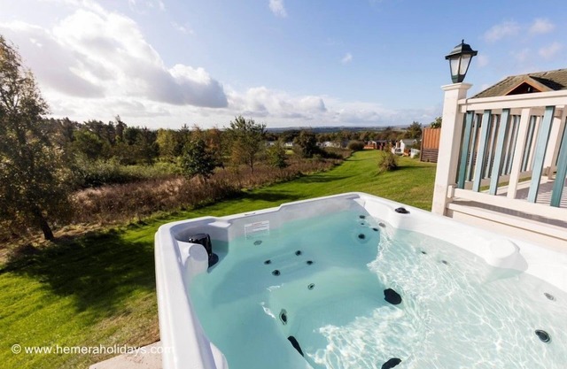 Whin Fell - Luxury Hot Tub Lodge pour 4 personnes dans 2 chambres