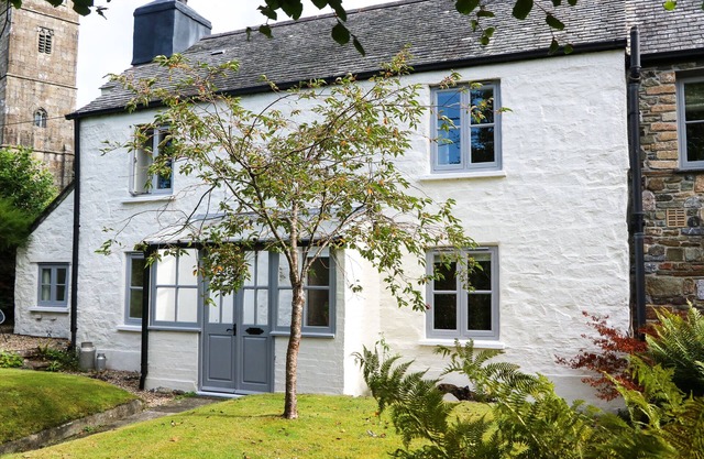 WHINCROFT, pet friendly, character holiday cottage in Tavistock