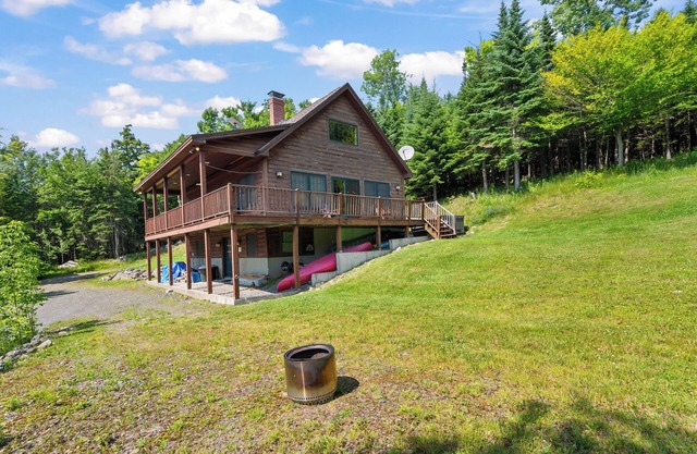 Whippoorwill - Wooded location, hot tub, close to downtown Oquossoc