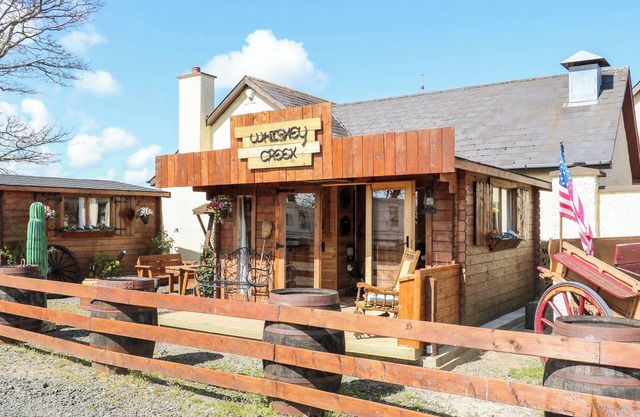 WHISKEY CREEK CABIN, pet friendly, with a garden in Castlerock
